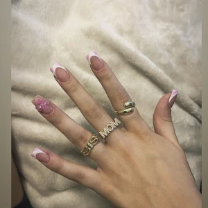 Snygga ringar i guld och silver  - Små 89kr styck och stora 99kr styck vid köpt av fler gåtfulla rabatt!⭐️alla är helt nya 