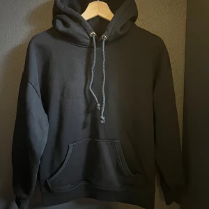 Svart hoodie - Jätte fin hoddie från Bikbok i Storlek S, använd flertalet gånger därav knottrig (går att ta bort)