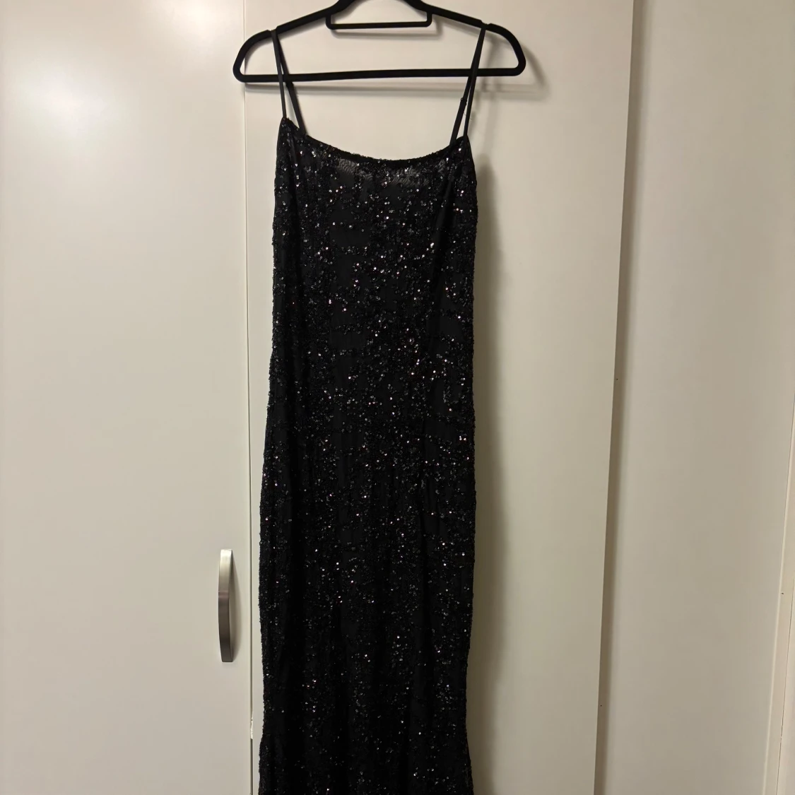 Glittrig långklänning från Bikbok