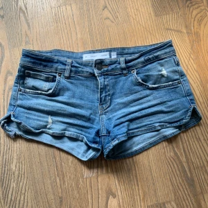 Blå jeansshorts från Subdued - Super gulliga jeansshorts från Subdued! Säljer då de inte kommer till användning!🩷 Strlk 42 men relativt små i storleken så skulle säga att de kan passa 38-42 💕 Väldigt stretchiga och sköna i materialet 😍