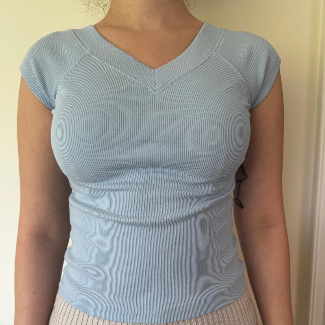 Ljusblå ribbad topp med v-ringning