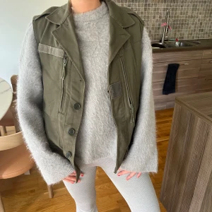 Grön väst! - Super snygg grön väst som jag klippt sj! Älskar o super cool, efterfrågad på TikTok! Modellen e 166 o passar flera storlekar!