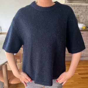 Stickad T-shirt - Super snygg mohair liknande T-shirt!! Super super söt! Modellen e 166 o passar flera storlekar!