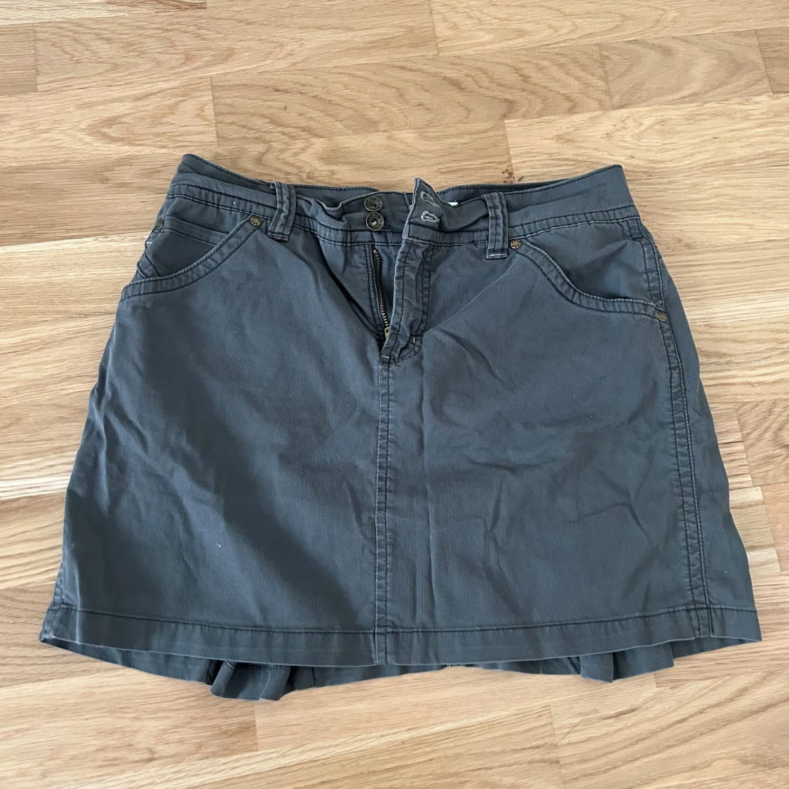 Mörkgrå jeans minikjol från Jones & Co