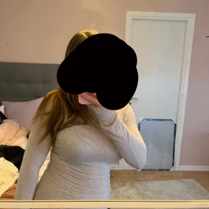 Beige långärmad tröja från Intimissimi - Säljer en supermjuk och tunn beige långärmad tröja från Intimissimi i storlek S. Använd typ 1 gång drf ja säljer❤️har inga hål eller så vidare