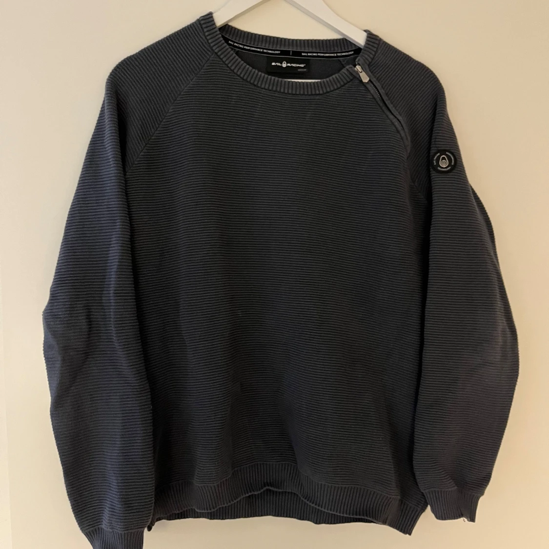 Mörkblå stickad tröja från Sail racing