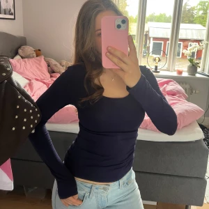 Marinblå långärmad topp - Marinblå långärmad topp. Vet ej var den är ifrån eller storlek men jag brukar ha xs.🩷