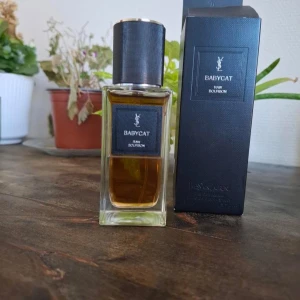 Babycat Eau de Parfum från Yves Saint Laurent - Helt ny exklusiv parfym från Yves Saint Laurent, Babycat Eau de Parfum 75ml. Inköpt nu i maj från NK stockholms hemsida och endast testad vid ett tillfälle. Jag säljer den då jag beställde den utan att testa den först och när jag provade den märkte jag att den inte föll mig i smaken riktigt. Äkthetsbevis finns och jag kan skicka bild om det önskas. Nypris 2500kr.