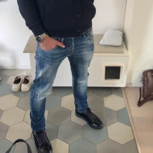 Jack and Jones - Säljer ett par riktigt feta jeans från jack and Jones med slitningar. Skriv om du har några frågor eller funderingar!!!