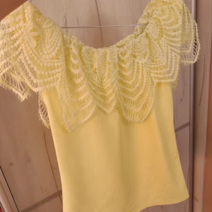 Gul offshoulder topp - Jätte snygg men andvänds inte 🥰 vet inte vart den är från, har för mig att de är storlek xs men pssar S och m då den är stretchig