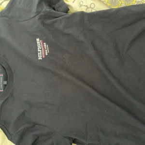 Svart t-shirt från Tommy Hilfiger - Passar inte mig, ny skick 