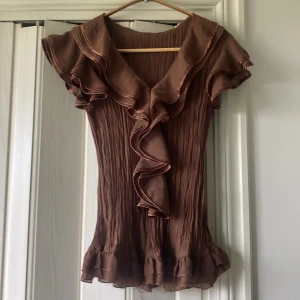 Brun volangtopp - Säljer denna fina bruna volangtopp som passar xs-s. Inga defekter!