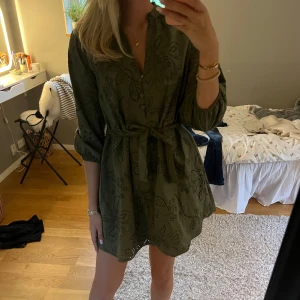 Grön zaraklänning  - Jättefin grön klänning från zara
