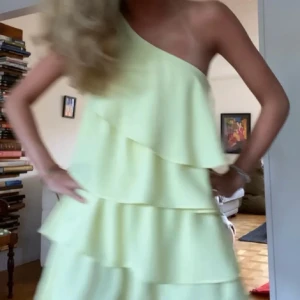 Gul volangklänning Zara - Säljer denna super trändiga Zara klänningen i storlek s. Använd fåtal gånger och i super fint skick. 