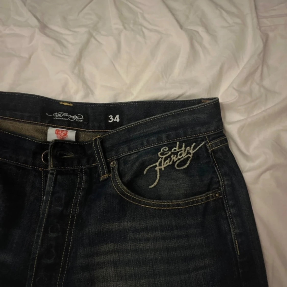 Ed Hardy jeans med broderade dödskallar och ormar - 2