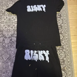 Sommar set från risky  - Ett sommar set från risky köpt för ca 1 år sen avänd ungefär 6 gånger inga fel. STORLEK S MEN PASSAR XS hör av er för mer frågor PRIS KAN DISKUTERAS 