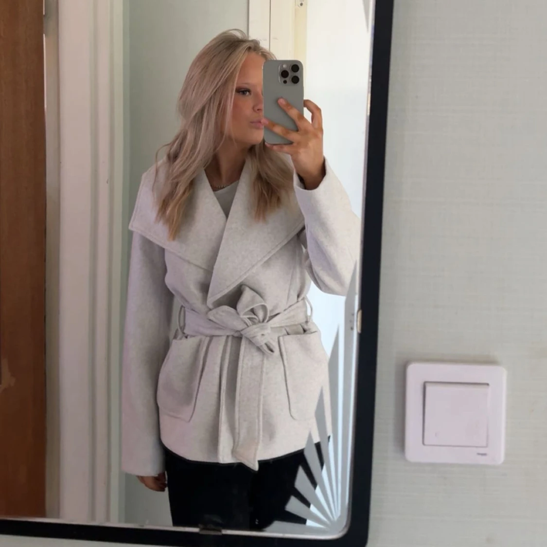 Ljusgrå kappa med bälte från ONLY - 2