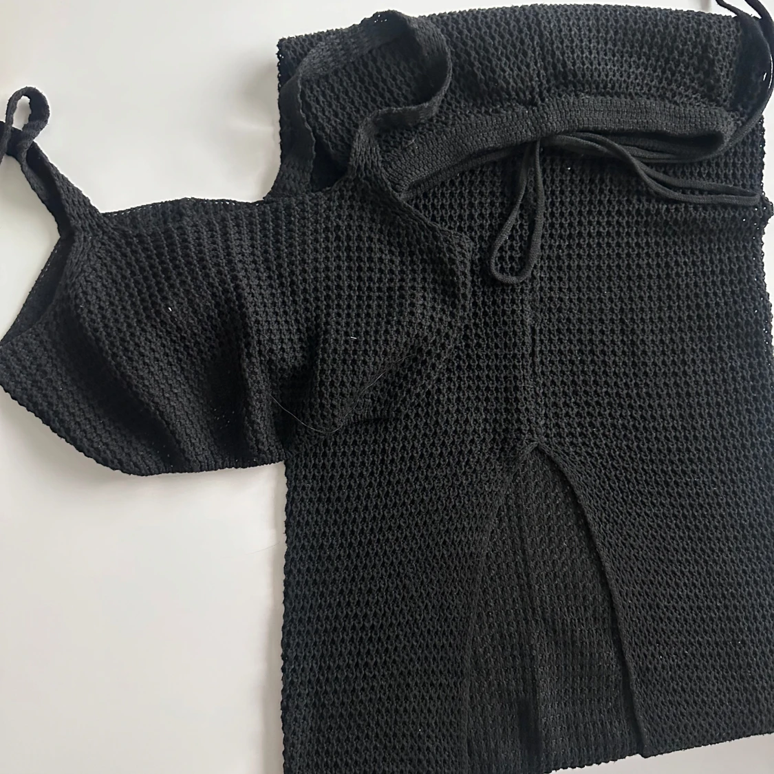 Svart stickad strandset