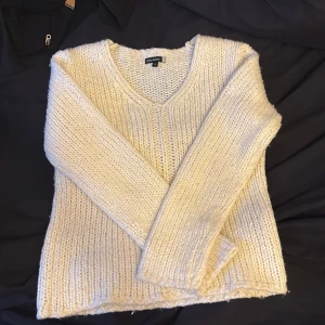 Krämvit stickad tröja från Vero Moda - Mysig krämvit stickad tröja från Vero Moda med v-ringad halsring, så halsbandet kommer synas! Storlek M, kan mötas upp och kan diskutera priset:3