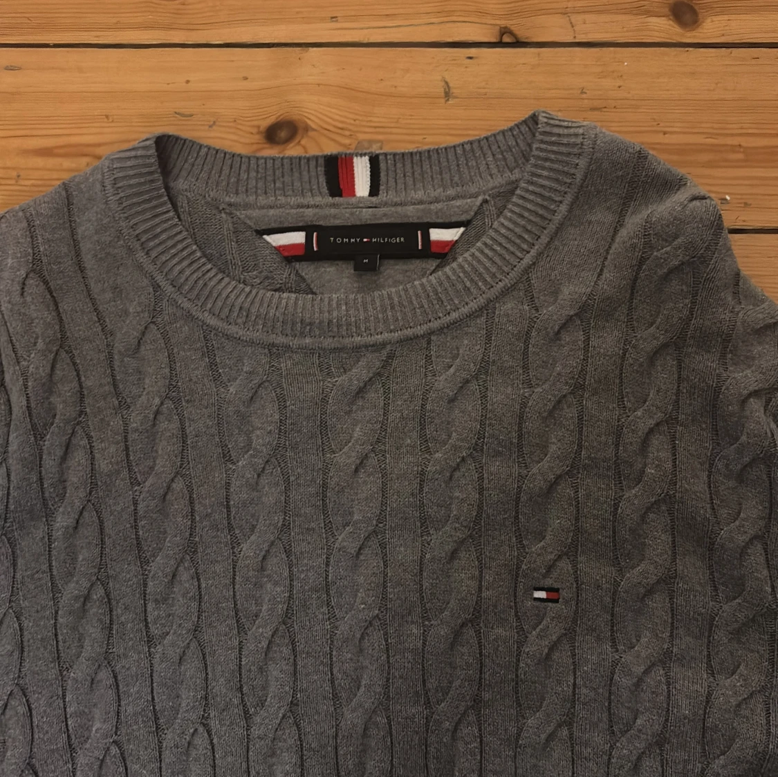 Grå kabelstickad tröja från Tommy Hilfiger - 2