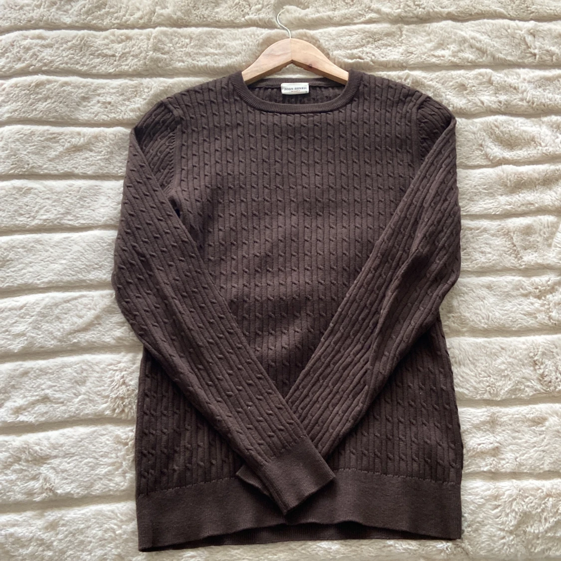 Brun stickad tröja från John Henric