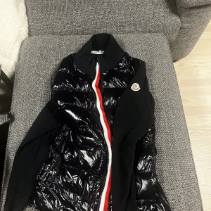 Moncler Cardigan  - Säljer nu min moncler cardigan då jag inte ens använder den, knappt använd och väldigt fräsch! 
