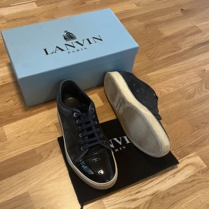 Lanvin skor - Tja! Säljer ett lanvins i storlek uk 11, ungefär storlek 45-46. Skorna är mörkblå med blåa snören. Vid köp tillkommer skor, box och dustbag. Hör av dig vid frågor/funderingar