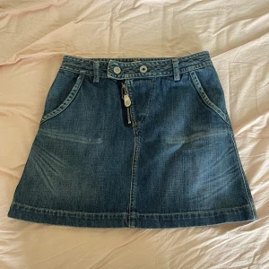 Jeanskjol från Diesel - Jeanskjol från diesel strl S/M (står size 12 men ser mycket mindre ut). för stor för mig som bär XS så tyvärr finns ingen bild. Måtten: 66cm i midjan och kjollängden 36cm.
