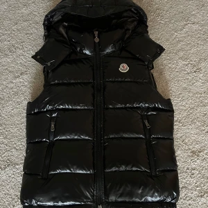 Moncler väst  - Säljer en fräsch Moncler väst till ett mycket bra pris, storlek 2/M. Nytt skick inga skador! Skriv för intresse! 
