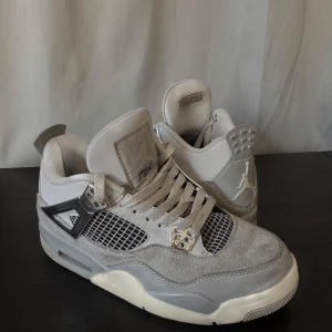Grå och vita sneakers från Nike - 4or Frosted moments, storlek 39. Nyskick samt låda med stockmärken mm finns kvar. Köpte för c 7000kr
