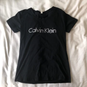 Calvin Klein t shirt - Bra skick säljer då jag vill bli av med den🩷