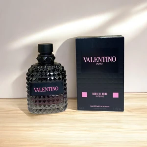 Valentino Born In Roma Intense EdP  - Stora hitten från Valentino, Born In Roma Eau de Parfum Intense 100ml. En skön doft och väl omtyckt perfekt för varmare väder. Hör av er vid minsta fundering. Helt ny
