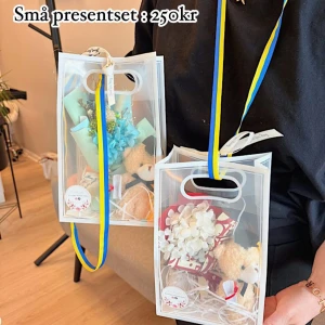 Presentset med halsband och nalle - Sött presentset med  en liten nalle i en genomskinlig presentpåse. Dekorerad med blommor , perfekt som gåva till någon speciell.