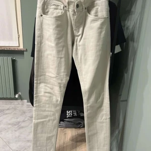 Dondup George  - Tja! Säljer dessa Dondup George då dom inte kommer till användning, skick 10/10 knappt använt dom! Storlek 29 men sitter som 30