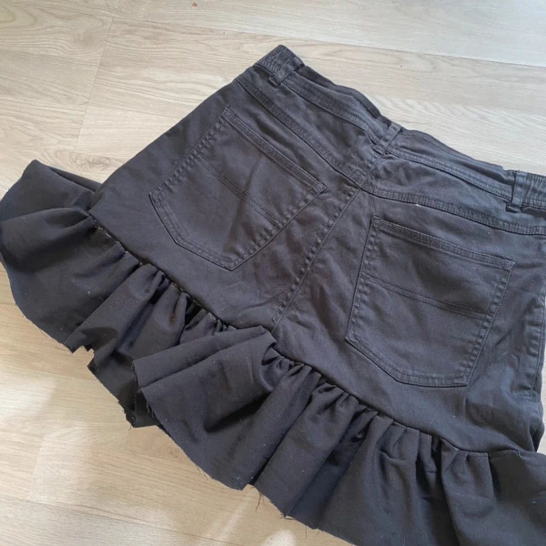 Svart volangkjol från Lagoon - 1