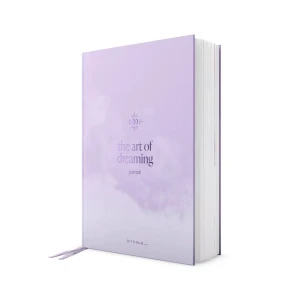 Ny! Rituals Dream, The Art of Dreaming Journal - Ny! En drömdagbok i lila toner från Rituals. Hård pärm med texten 'the art of dreaming journal' på framsidan. Inuti finns inspirerande texter, plats för reflektioner och frågor om känslor. Perfekt för dig som vill utforska dina drömmar och känslor. Helt ny limited edition, säljs endast i en större box med flera varor.