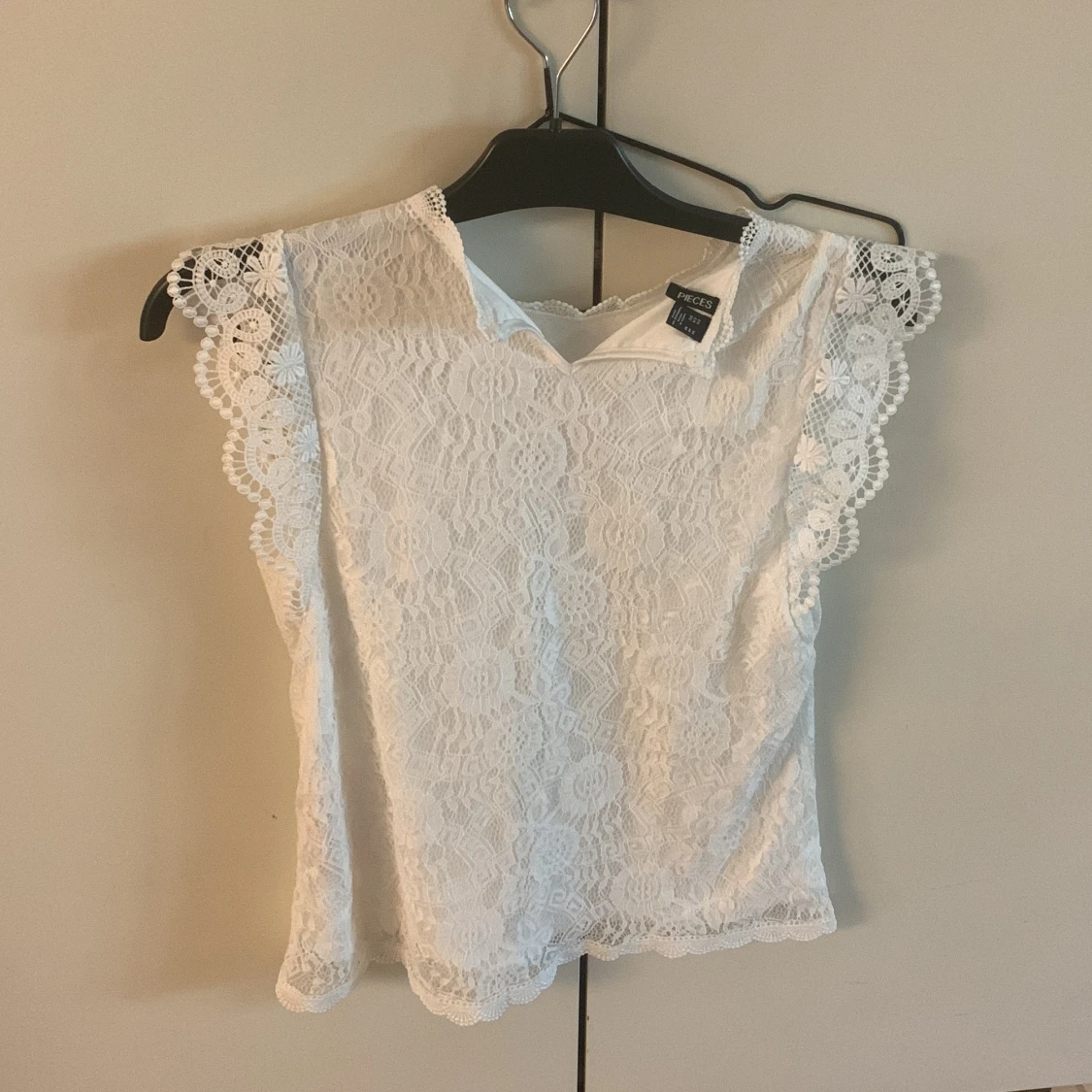 Vit spetsblus med volangärmar - 1