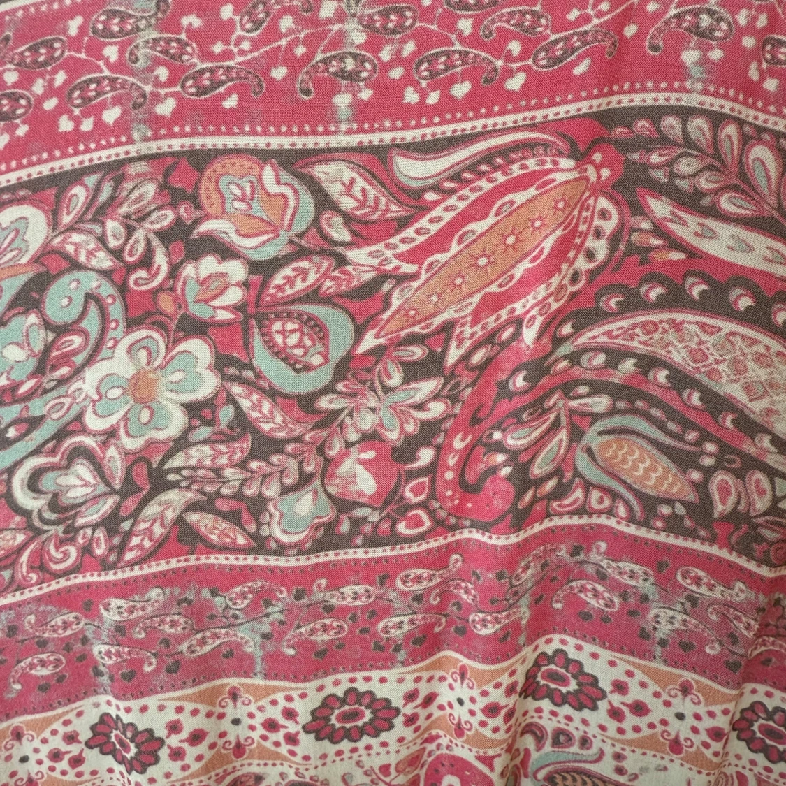 Mönstrad långklänning med spetsdetalj - 1