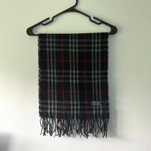 Burberry halsduk - Svart rutig burberry halsduk. Halsduken är äkta. Hör gärna av dig vid minsta fundering😊 Och besök gärna min profil för liknande😊