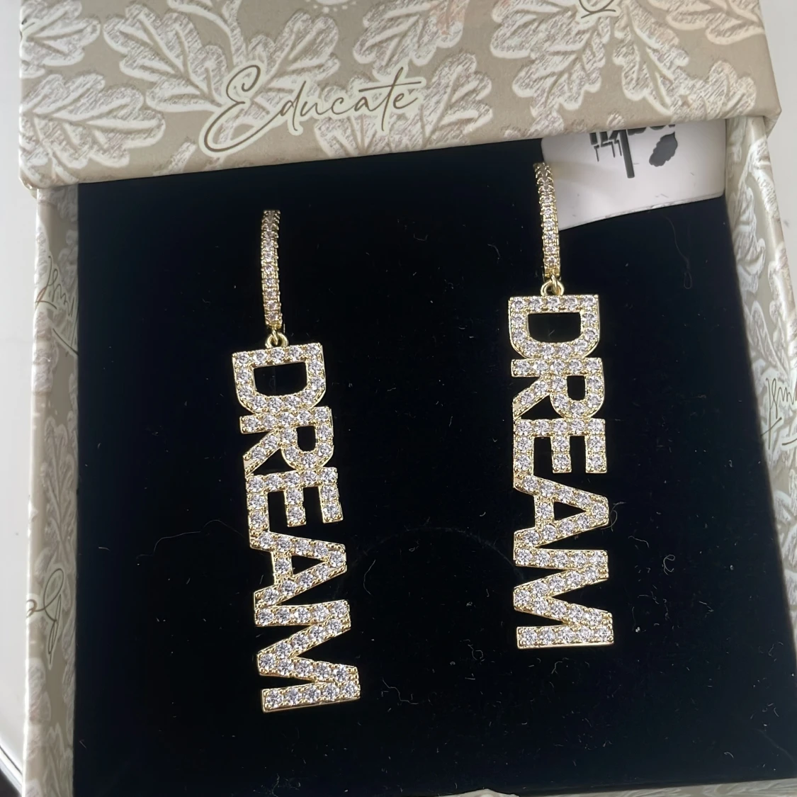 Glittriga örhängen med texten DREAM från ioauk  - 1