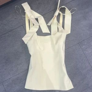 Gul Zara Topp - Eftertraktad slutsåld topp ifrån Zara! Såå fin nu till sommaren, skriv vid frågor!💕kom med prisförslag