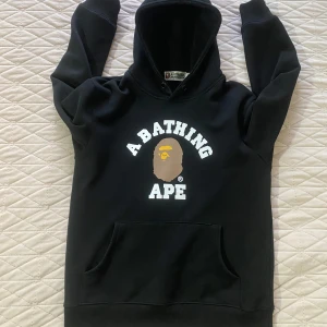 Bape Hoodie - Säljer en fet Bape hoodie i storlek M men passar S också. Inga skador den är i bra skick . Skick 9/10