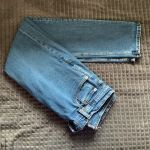 Blå jeansbyxor från 157 - Säljer ett par klassiska blå jeansbyxor från 157 med raka ben. Midjemått W34 och längd 32. Perfekta för en enkel och stilren look.