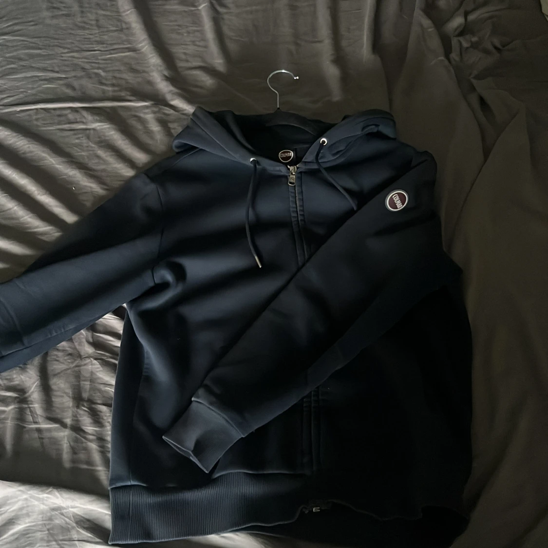 Mörkblå hoodie från Colmar