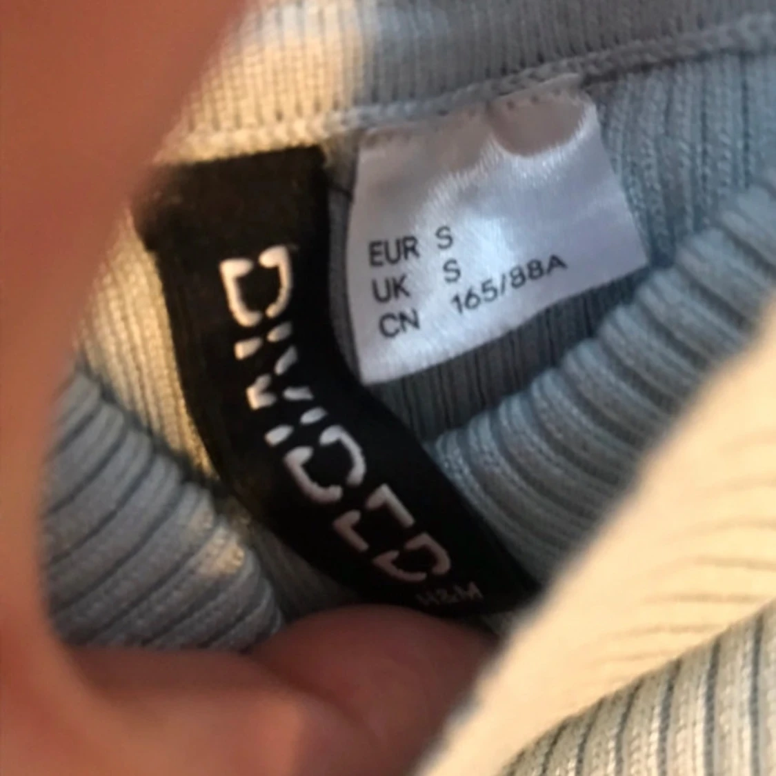 Ljusblå ribbad polotröja från Divided - 2