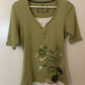 olivgrön kappahl tröja   - en oliv grön kappahl tröja som kan mycket möjligt komma från tidigt 2000-tal! jätte fint plagg köppt från myrorna men bara själv provat 1 gång , inga hål eller repor. 100% bomull 