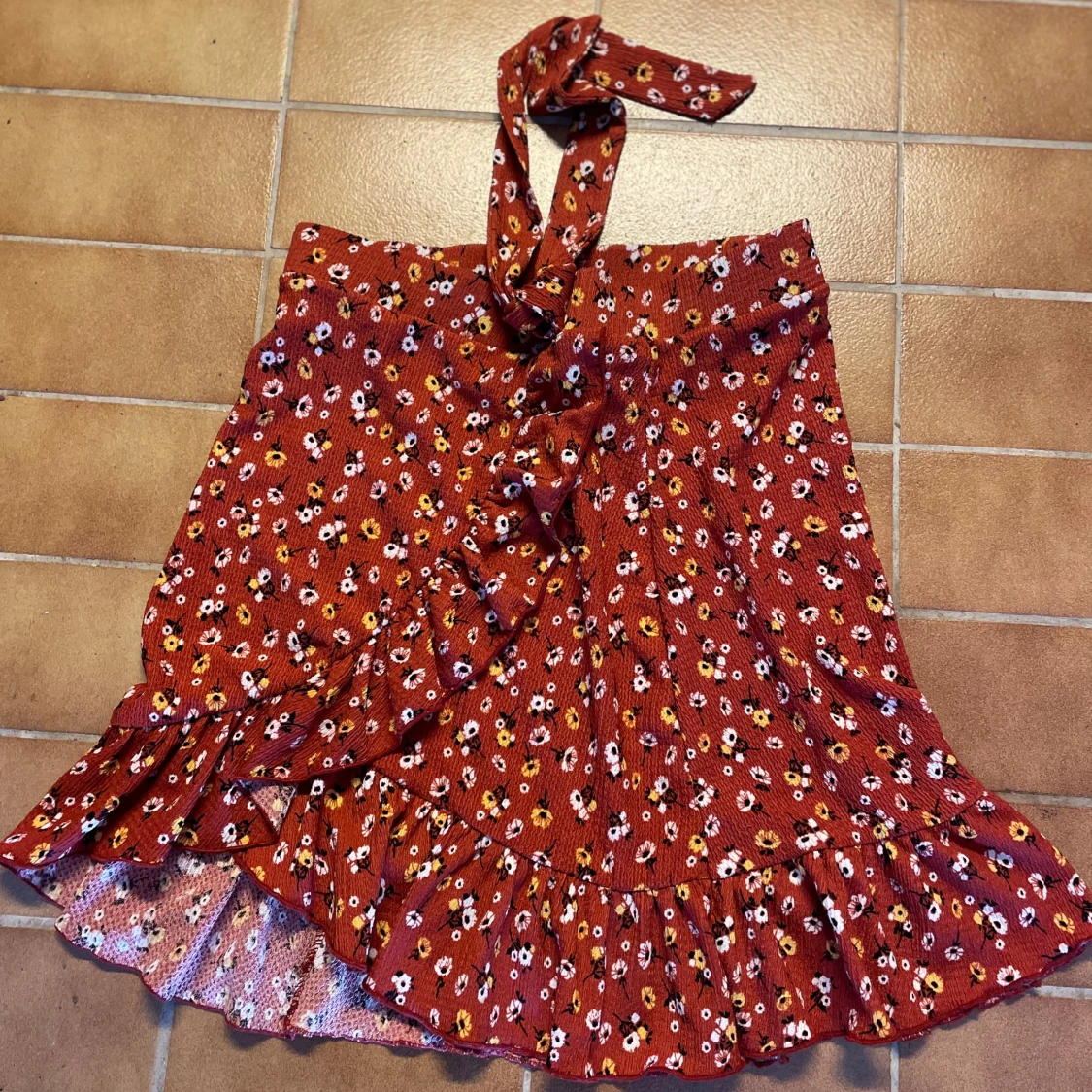 Röd blommig omlottkjol från Gina Tricot - 1