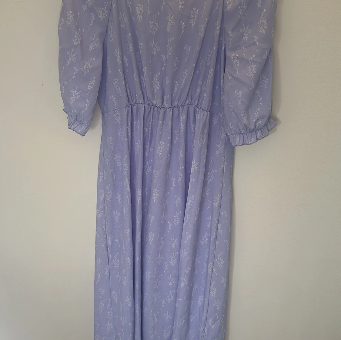 Ljuslila långklänning med blommigt mönster - 3