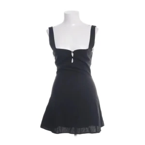 Kort svart klänning från Meshki - Kort svart klänning från Meshki med en liten cut-out framtill. Tillverkad i linne- och viskosblandning med bomullsfoder. Klänningen är i nyskick och prislappen sitter kvar.