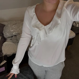 Volang blus  - Jättefin volang blus som är köpt ifrån gina tricot, knappt använt så den är i ett mycket bra skick🩷